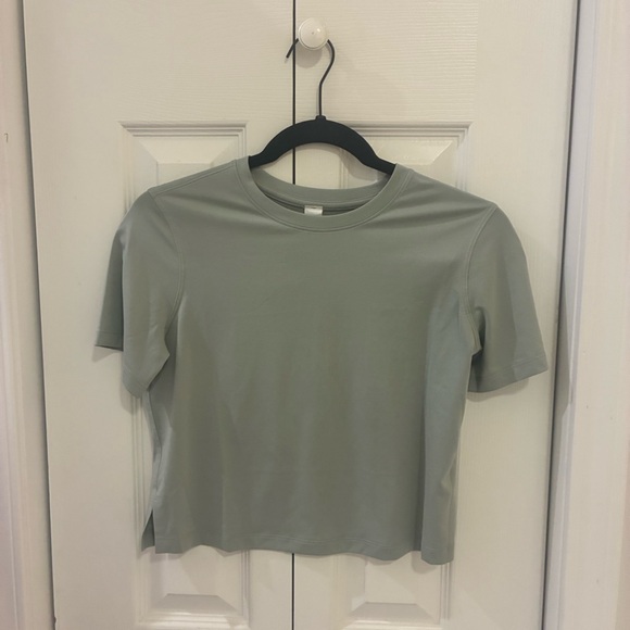 lululemon athletica Tops - EUC (Rarely worn!!) Lululemon Athletica Light Gray Short Sleeve Tee
